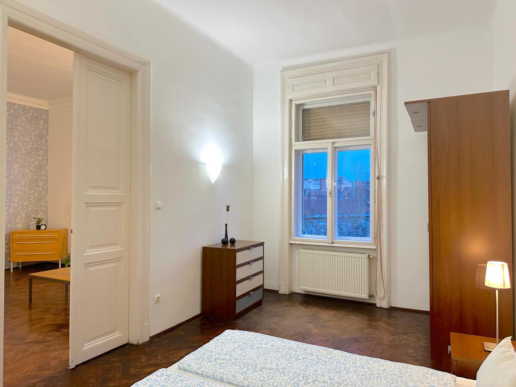 Apartment Stunning 150m2 3-bedroom With Balcony *