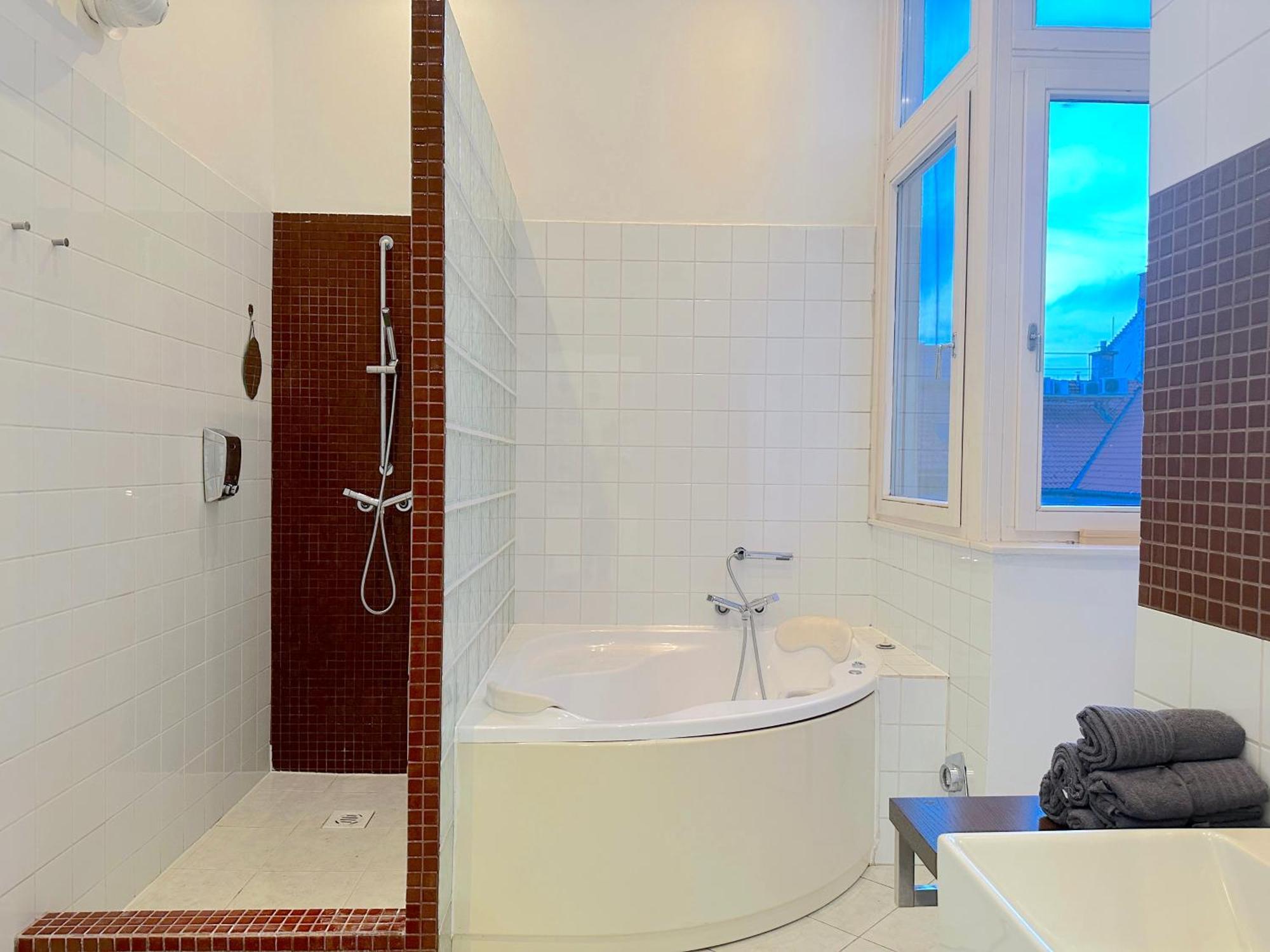 Apartment Stunning 150m2 3-bedroom With Balcony